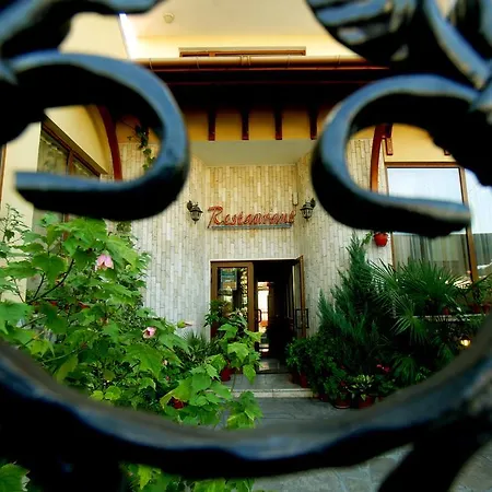 Family St. Constantine And Helena إيفايلوفغراد